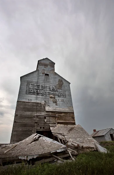 Ominous Storm Wolken Prairie Zomergranen Lift — Stockfoto