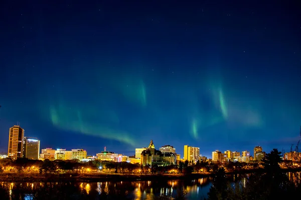 Northern Lights Saskatoon City Skyline Fotografía Nocturna — Foto de Stock