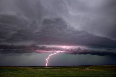 Saskatchewan 'da Çayırlık Fırtına Bulutları Kanada' da dramatik Yıldırım
