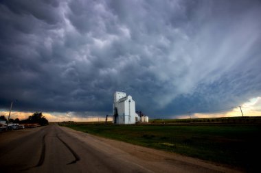 Saskatchewan 'daki Prairie Storm Bulutları Kanada dramatik Sahnesi