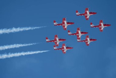 Kar Kuşları Akrobatik Uçuş Takımı Moose Jaw Saskatchewan 'da uçuyor.