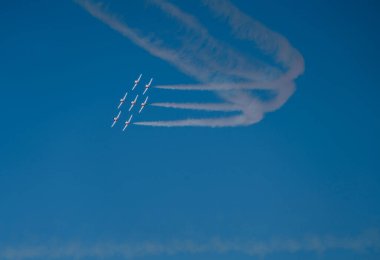 Kar Kuşları Akrobatik Uçuş Takımı Moose Jaw Saskatchewan 'da uçuyor.