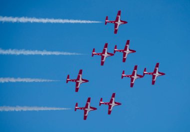 Kar Kuşları Akrobatik Uçuş Takımı Moose Jaw Saskatchewan 'da uçuyor.