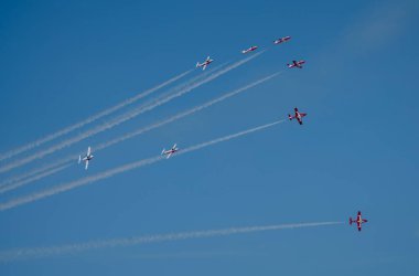 Kar Kuşları Akrobatik Uçuş Takımı Moose Jaw Saskatchewan 'da uçuyor.