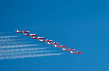 Kar Kuşları Akrobatik Uçuş Takımı Moose Jaw Saskatchewan 'da uçuyor.
