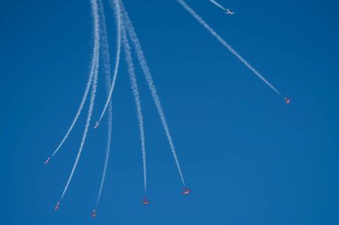 Kar Kuşları Akrobatik Uçuş Takımı Moose Jaw Saskatchewan 'da uçuyor.