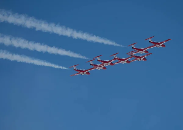 Snowbirds Acrobatic Flight Team Latający Moose Jaw Saskatchewan — Zdjęcie stockowe