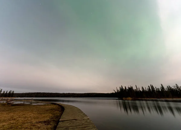 夜の写真 Waskesiu Canada夜行性の雲Marina Narrows — ストック写真