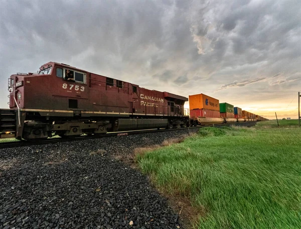 Nuvens Tempestade Pradaria Saskatchewan Trem Primeiro Plano — Fotografia de Stock