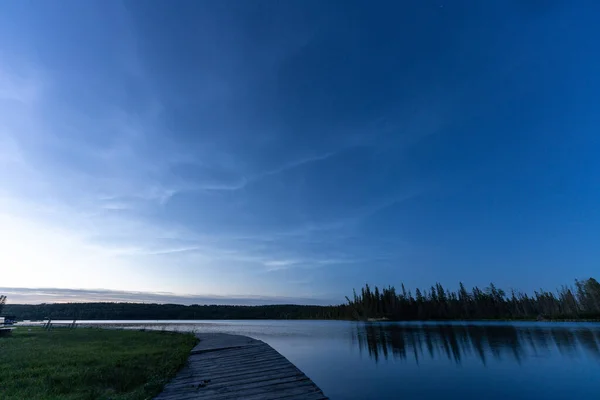 Νυχτερινή Φωτογραφία Waskesiu Καναδάς Noctilucent Σύννεφα Marina Στενά — Φωτογραφία Αρχείου