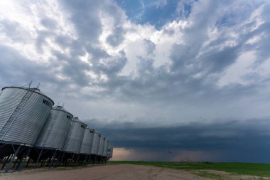 Saskatchewan Yaz Bulutları 'nda Kanada Çayırı Fırtınası