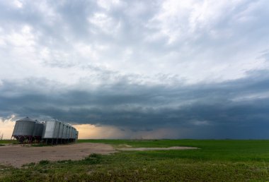 Saskatchewan Yaz Bulutları 'nda Kanada Çayırı Fırtınası