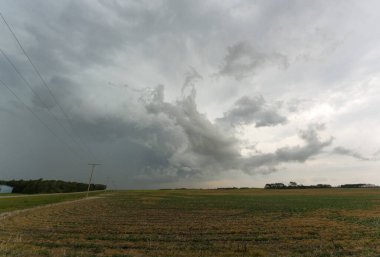 Saskatchewan Yaz Bulutları 'nda Kanada Çayırı Fırtınası