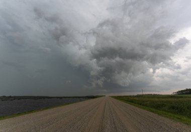 Saskatchewan Yaz Bulutları 'nda Kanada Çayırı Fırtınası