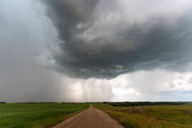 Saskatchewan Yaz Bulutları 'nda Kanada Çayırı Fırtınası