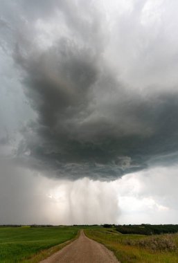 Saskatchewan Yaz Bulutları 'nda Kanada Çayırı Fırtınası