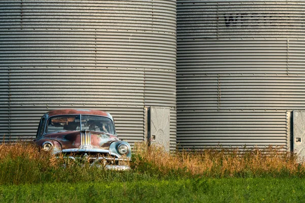 Antique Αυτοκίνητο Εγκαταλείφθηκε Στο Prairie Saskatchewan Καναδά — Φωτογραφία Αρχείου