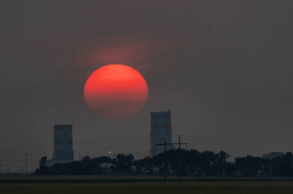 Smoke Filled Sunset Saskatchewan Prairie Grain Elevators — Stock Photo, Image