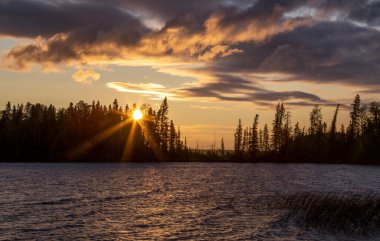 Narrows Waskesiu 'nun günbatımı Kuzey Wilderness Gölü