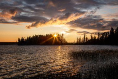 Narrows Waskesiu 'nun günbatımı Kuzey Wilderness Gölü