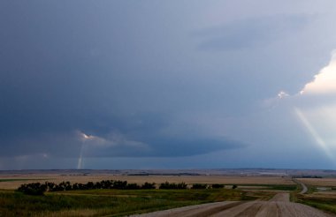 Saskatchewan Yaz Bulutları 'nda Kanada Çayırı Fırtınası