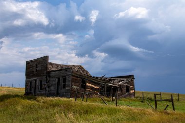Çayır Fırtınası Kanada Yaz zamanı bulutları terk edilmiş bina