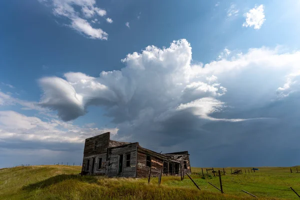 Prärie Sturm Kanada Sommerzeit Trübt Verlassenes Gebäude — Stockfoto