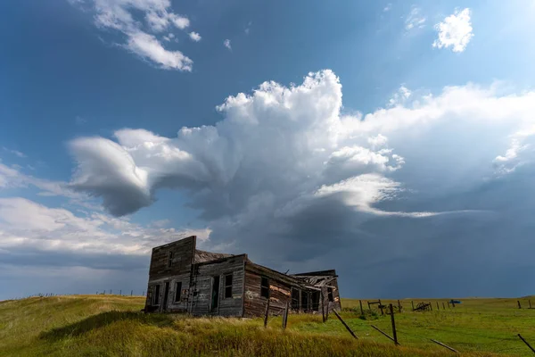 Prairie Storm Kanada Czas Letni Chmury Opuszczony Budynek — Zdjęcie stockowe