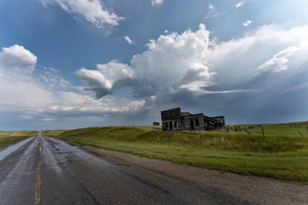 Prairie Storm Canadá Nubes Tiempo Verano Abandonado Edificio —  Fotos de Stock