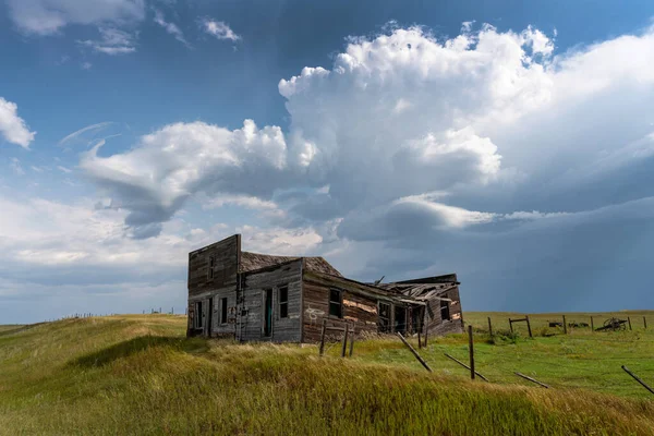 Prairie Storm Kanada Czas Letni Chmury Opuszczony Budynek — Zdjęcie stockowe