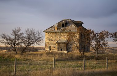 Taş ev terk edilmiş