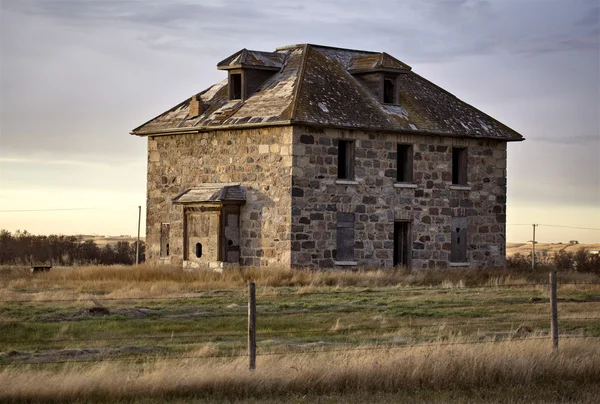 Velha casa de pedra abandonada — Fotografia de Stock
