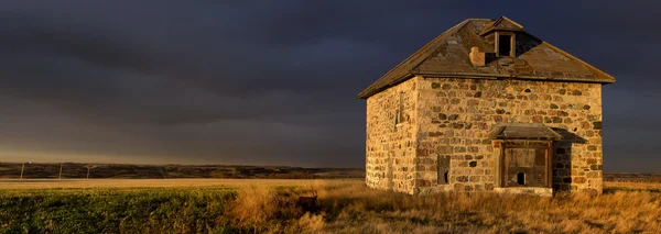 Altes verlassenes Steinhaus — Stockfoto