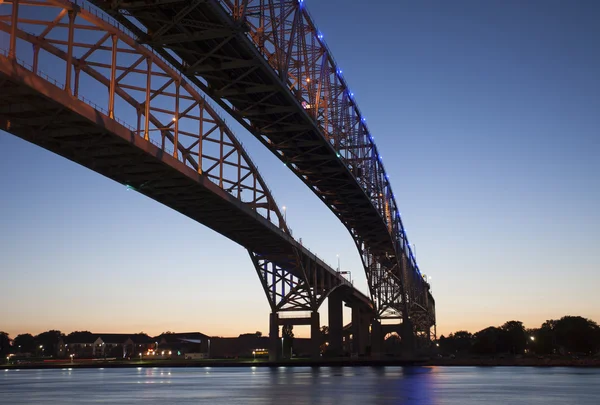 Noche foto Blue Water Bridge — Foto de Stock