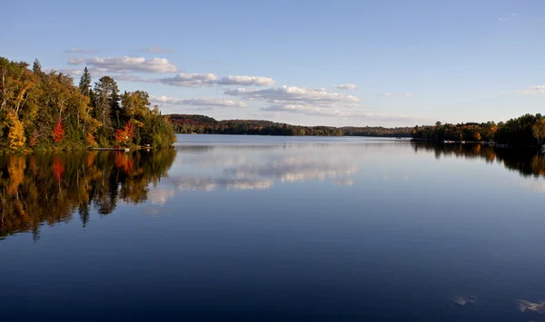 Lago in autunno — Foto Stock