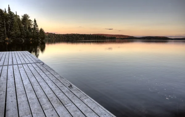 Lac à l'automne reflet du lever du soleil — Photo