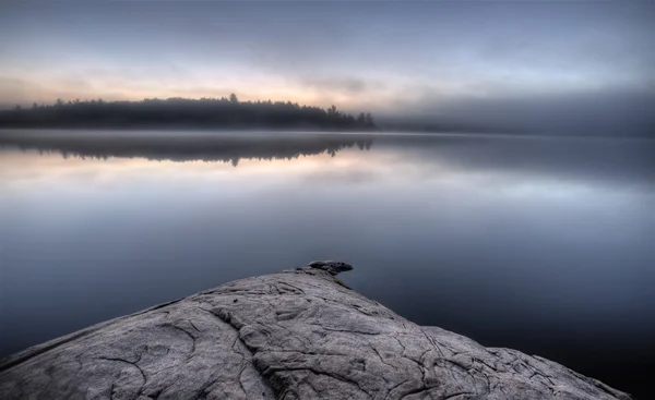 Lac à l'automne reflet du lever du soleil — Photo