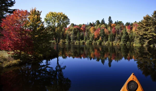 Озеро осенью — стоковое фото
