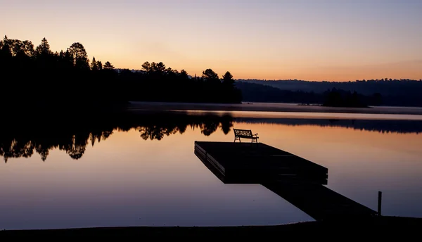 शरद ऋतूतील सूर्योदय प्रतिबिंब मध्ये तलाव — स्टॉक फोटो, इमेज