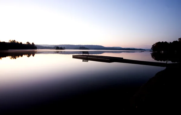 在秋天日出反射湖 — 图库照片