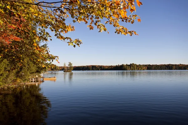 Lago in autunno — Foto Stock