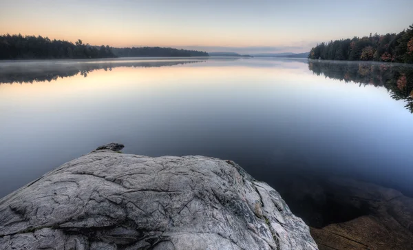Lago en otoño reflejo de la salida del sol — Foto de Stock