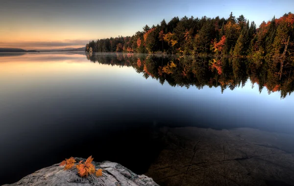 Lago no Outono nascer do sol reflexão — Fotografia de Stock