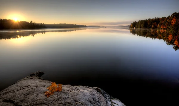 Göl sonbahar gündoğumu yansıması — Stok fotoğraf