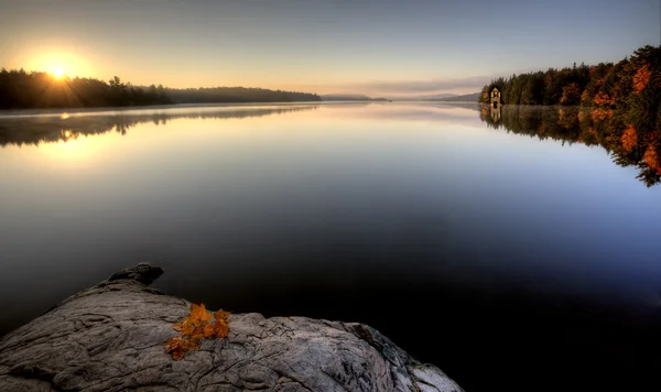 Lake in herfst zonsopgang reflectie — Stockfoto