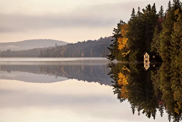 Lago en otoño reflejo de la salida del sol —  Fotos de Stock