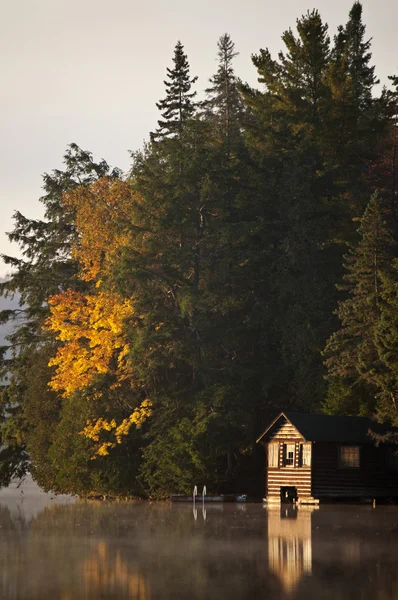 在秋天日出反射湖 — 图库照片