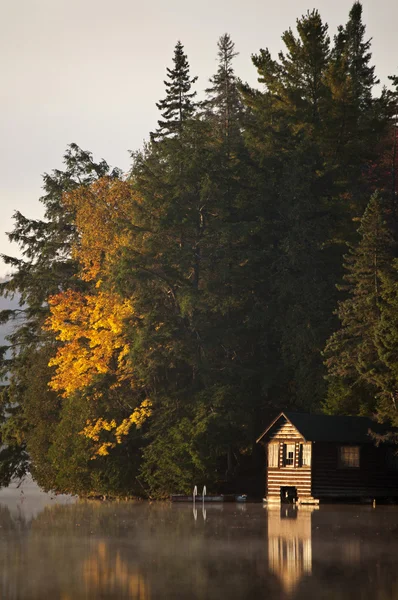 Lac à l'automne reflet du lever du soleil — Photo