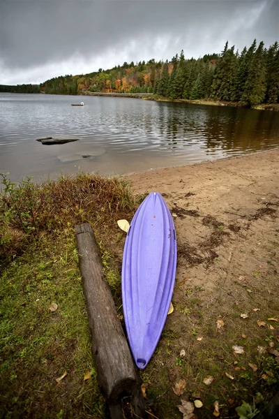 Canoa e lago — Foto Stock