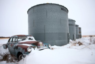 antika terk edilmiş araba pontiac 